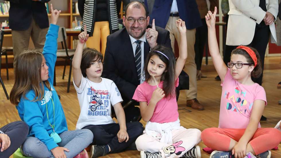 O ministro da Educação, João Costa (C), conversa com alunos durante a visita à Escola Básica e Secundária de Carcavelos, como forma de assinalar o Dia Mundial da Criança, em Cascais, 01 de junho de 2022. ANTÓNIO PEDRO SANTOS/LUSA