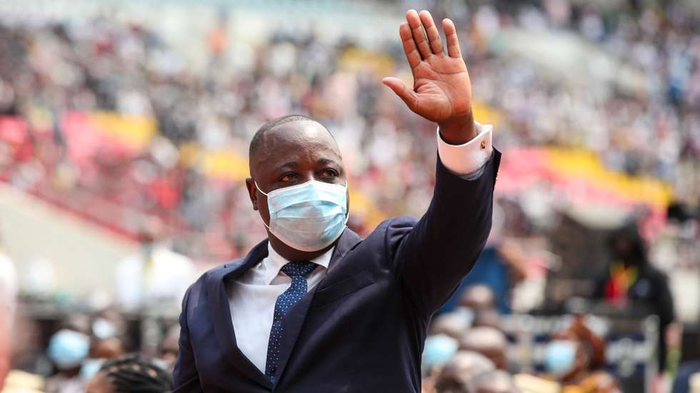 O candidato do CASA-CE, às eleições gerais de Angola, Manuel Fernandes, acena aos participantes no Culto Ecuménico de Súplicas a Deus por Eleições Pacíficas em Angola, organizado pela comissão inter-eclesial, que contou com a presença de candidatoe e representantes de partidos, no âmbito da campanha eleitoral para as eleições gerais de Angola, no Estádio Nacional 11 de Novembro, Luanda, Angola, 21 de agosto de 2022. As eleições gerais angolanas, quinto escrutínio da história política do país, estão marcadas para 24 de agosto e contam com candidaturas de oito formações políticas, que estão em campanha eleitoral desde 24 de julho. (ACOMPANHA TEXTO) PAULO NOVAIS/LUSA