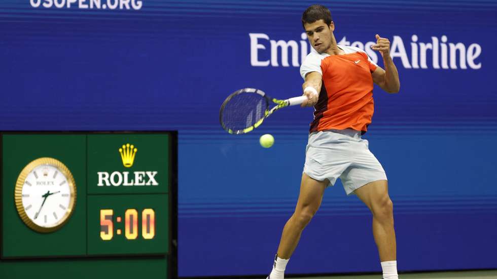 epa10169182 Carlos Alcaraz of Spain in action against Jannik Sinner of Italy as the clock reaches the 5:00 hour mark during their quarterfinals match at the US Open Tennis Championships at the USTA National Tennis Center in Flushing Meadows, New York, USA, early 08 September 2022. The US Open runs from 29 August through 11 September.  EPA/JASON SZENES