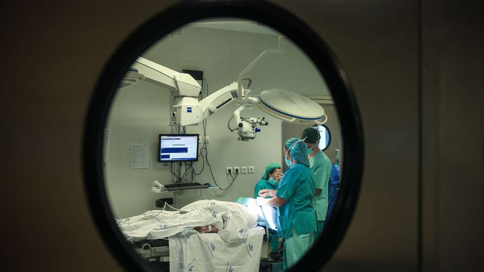 Profissionais de saúde durante uma cirurgia bariátrica em regime de ambulatório, com recurso a uma técnica única no mundo -  ‘koala sleeve’ - que  foi apresentada em maio de 2024 no Congresso Europeu de Cirurgia de Obesidade em Viena, na Áustria. No Hospital Pedro Hispano, em Matosinhos, 03 de março de 2025. JOSÉ COELHO/LUSA