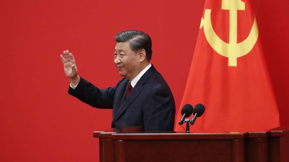 epaselect epa10260230 Chinese President Xi Jinping waves at a press conference introducing the new members of the Standing Committee of the Political Bureau of the 20th Chinese Communist Party (CPC) Central Committee at the Great Hall of People in Beijing, China, 23 October 2022. The members of the Politburo Standing Committee in China represent the collective supreme power of the Chinese Communist Party for the next five years.  EPA/MARK R. CRISTINO