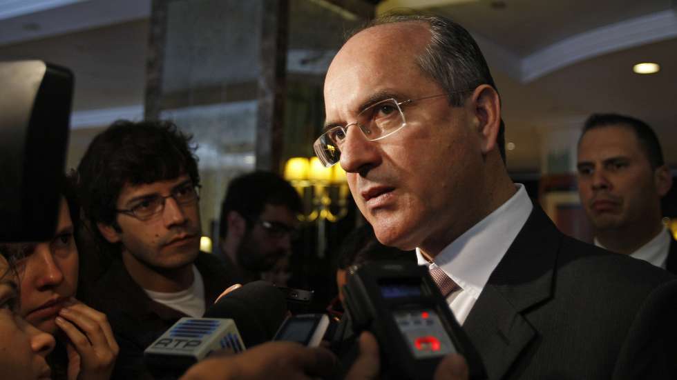O ex-Presidente do BPP (Banco Privado Português), João Rendeiro, sai da assembleia-geral da Privado Holding, para análise do recurso do banco ao fundo lançado pelo Governo, hoje 21 de Maio de 2009 num hotel de Lisboa. TIAGO PETINGA/LUSA