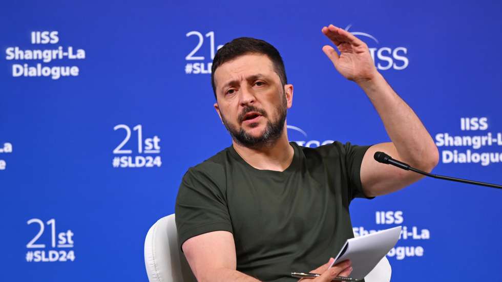 epa11385112 Ukraine's President Volodymyr Zelensky gestures as he speaks during a press conference on the sideline of the International Institute for Strategic Studies (IISS) 21th Shangri-La Dialogue in Singapore, 02 June 2024. Zelensky is in Singapore to attend the IISS Shangri-la Dialogue, an annual high level defence summit in the Asia Pacific region.  EPA/SHINTARO TAY/THE STRAITS TIMES SINGAPORE OUT
