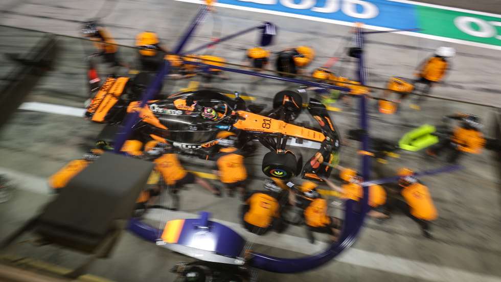 epa11930511 McLaren driver Oscar Piastri of Australia practices a pit stop during the Formula 1 pre-season testing at Bahrain International Circuit in Sakhir, Bahrain, 28 February 2025.  EPA/ALI HAIDER