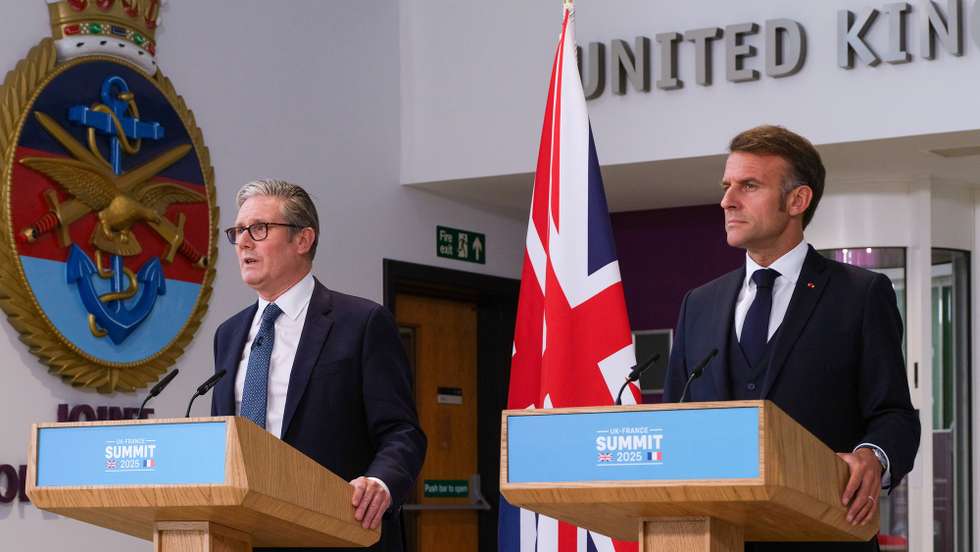 epa12229780 French President Emmanuel Macron (R) and British Prime Minister Keir Starmer (L) attend a press conference during a joint military visit in Northwood, a suburb of London, Britain, 10 July 2025. President Macron is on a three-day state visit to Britain.  EPA/TOM SKIPP / POOL