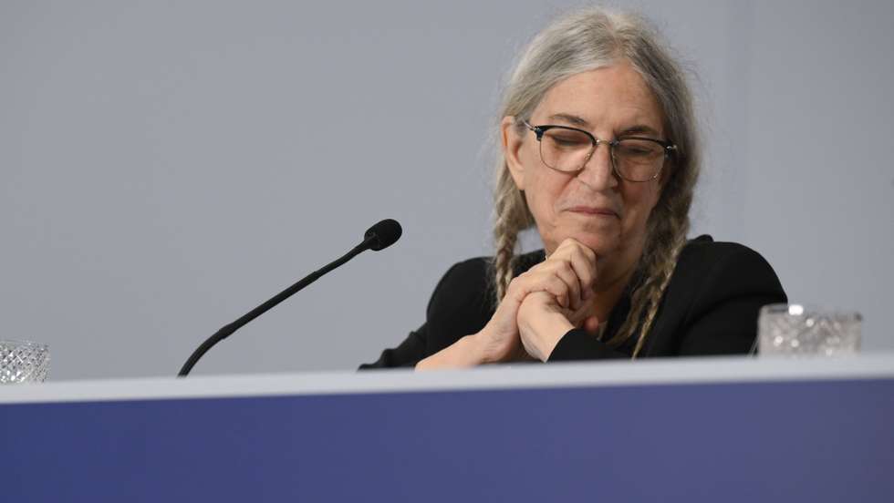 epa13317173 American singer and writer Patti Smith, winner of the 2026 Princess of Asturias Award for the Arts, addresses a press conference ahead of the awards ceremony in Oviedo, northern Spain, 20 October 2026. The ceremony will be held at the Campoamor Theatre on 23 October.  EPA/ELOY ALONSO