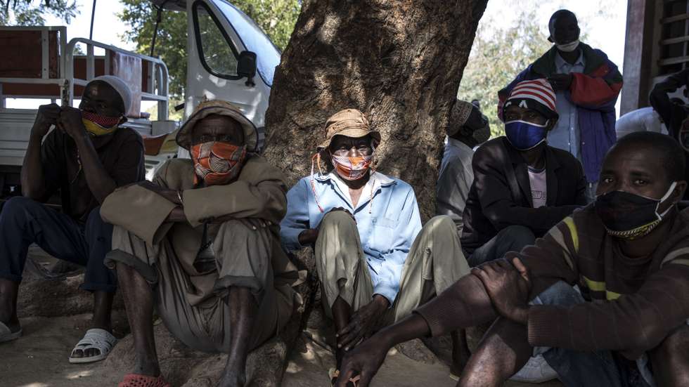 Deslocados da violência armada em Cabo Delgado reunidos no campo de deslocados de Manono, Metuge, Moçambique 22 de julho de 2020. "Não é impossível" cumprir as medidas nestes campos, diz Daniel Timme, chefe de comunicação do Fundo das Nações Unidas para a Infância (UNICEF), "mas é um processo educacional". (ACOMPANHA TEXTO DE 26 DE JULHO DE 2020). RICARDO FRANCO/LUSA
