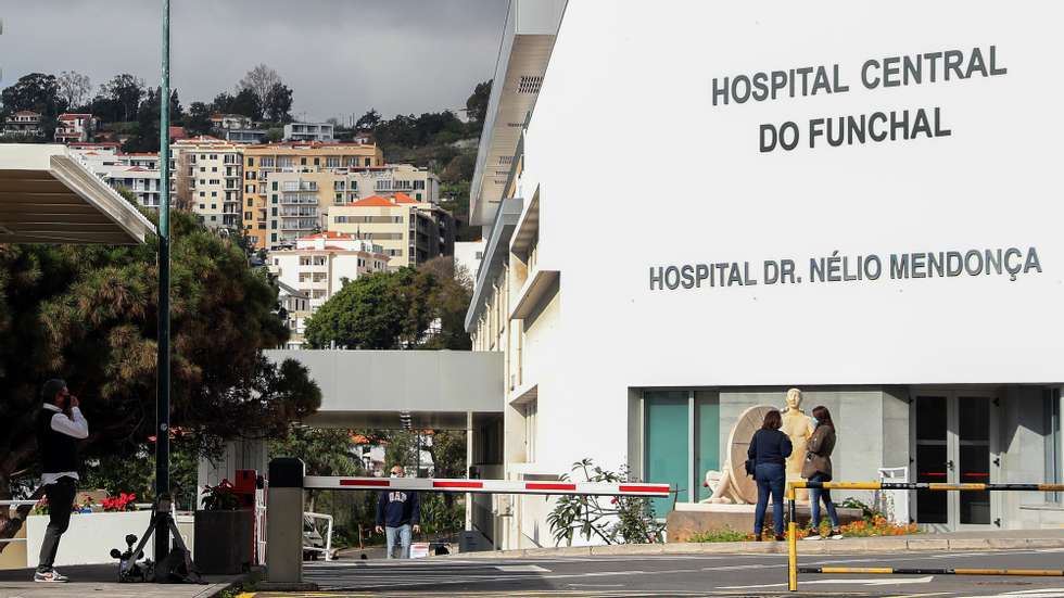 Fachada do Hospital Nélio Mendonça, que hoje recebeu a visita do presidente do Governo Regional da Madeira, para ver a nova unidade de internamento covid-19 da instituição hospitalar, no Funchal, 28 de janeiro de 2021. HOMEM DE GOUVEIA/LUSA