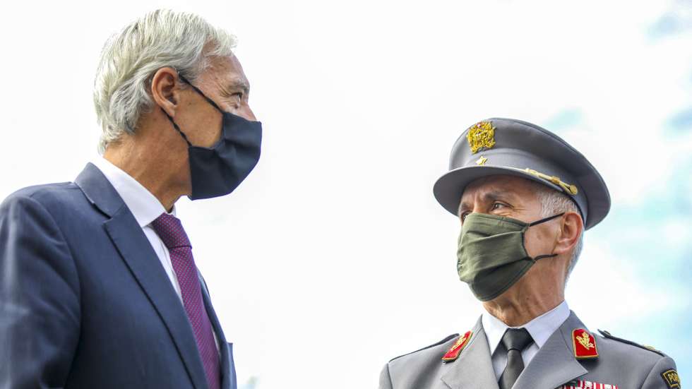 O ministro da Defesa Nacional, João Gomes Cravinho (E), acompanhado pelo Chefe do Estado-Maior do Exército, José Nunes da Fonseca (D), durante a inauguração do LM - Laboratório Nacional do Medicamento, em Lisboa, 15 de outubro de 2021. A criação do LM - Laboratório Nacional do Medicamento, que sucede ao Laboratório Militar de Produtos Químicos e Farmacêuticos, em funcionamento desde 1918, tem por objetivo valorizar e alargar o âmbito de atuação do Laboratório Militar, dotando-o de autonomia administrativa e financeira e de uma estrutura que lhe permite a intervenção pública no setor do medicamento, a promoção da investigação e do conhecimento científico e a produção de medicamentos, assegurando o seu enquadramento na esfera pública e salvaguardando o interesse público e a soberania nacional. ANDRÉ KOSTERS/LUSA