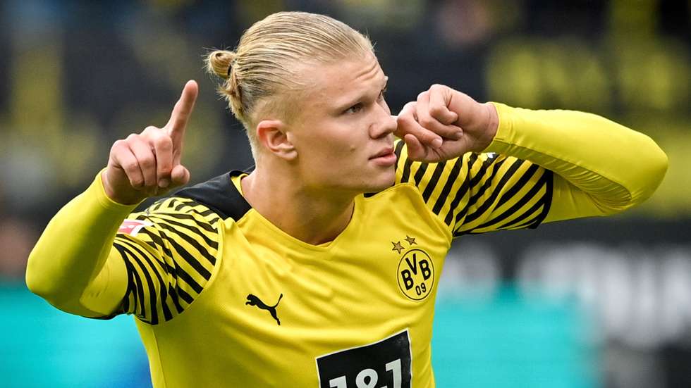 epaselect epa09527219 Dortmund's Erling Haaland celebrates after scoring the 2-0 lead from the penalty spot during the German Bundesliga soccer match between Borussia Dortmund and 1. FSV Mainz 05 at Signal Iduna Park in Dortmund, Germany, 16 October 2021.  EPA/SASCHA STEINBACH CONDITIONS - ATTENTION: The DFL regulations prohibit any use of photographs as image sequences and/or quasi-video.
