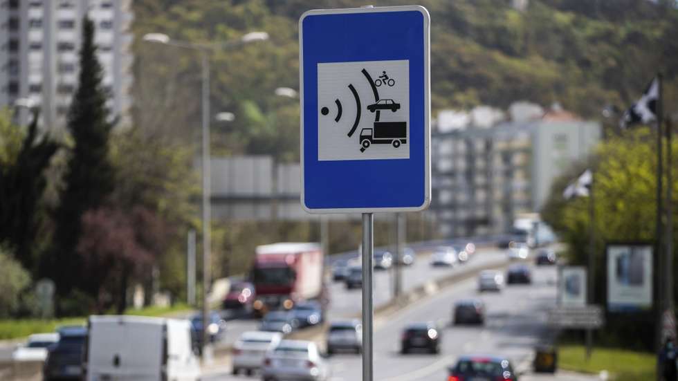 Um sinal de trânsito assinala a proximidade de um radar na Segunda Circular, em Lisboa, 11 de abril de 2022. Em 2021, a Câmara Municipal de Lisboa investiu 2,142 milhões de euros na aquisição de 41 radares de controlo de velocidade de veículos, dos quais 20 instalados em novas localizações e os restantes para substituir antigos, investimento que foi iniciado no anterior mandato municipal, sob a presidência do socialista Fernando Medina. (ACOMPANHA TEXTO DA LUSA DO DIA 15 DE ABRIL DE 2022). JOSÉ SENA GOULÃO/LUSA