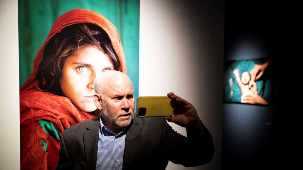 epa09587138 US photographer Steve McCurry poses during his retrospective 'Icons' in Madrid, Spain, 17 November 2021. The exhibition featuring 100 photographs runs until 13 January 2022.  EPA/LUCA PIERGIOVANNI