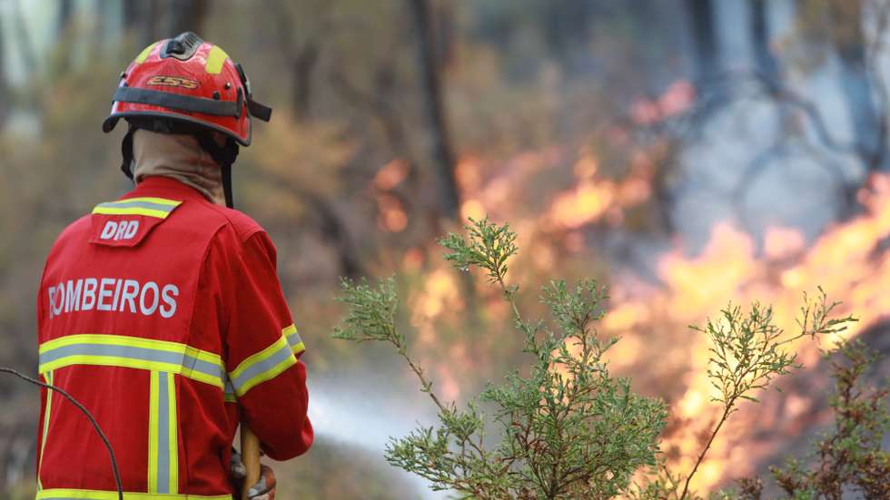Um bombeiro combate as chamas durante um incêndio no vale glaciar de Beijames, Covilhã, 9 de agosto de 2022. Este incêndio que deflagrou no sábado na localidade de Garrocho, no concelho da Covilhã (Castelo Branco), continua ativo e está a ser combatido por mais de 580 operacionais. MIGUEL PEREIRA DA SILVA/LUSA
