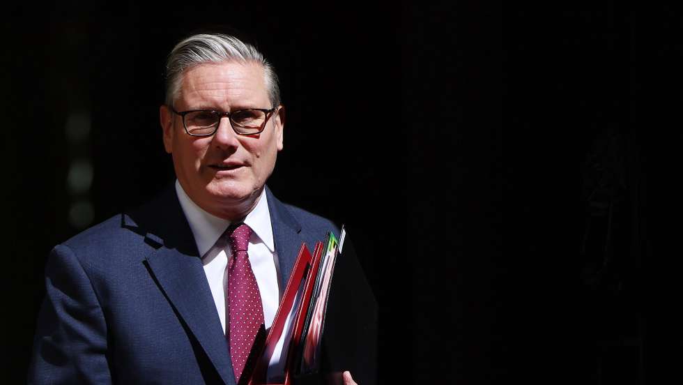 epa12921306 British Prime Minister Keir Starmer departs 10 Downing Street for Prime Minister's Questions in London, Britain, 29 April 2026.  EPA/ANDY RAIN