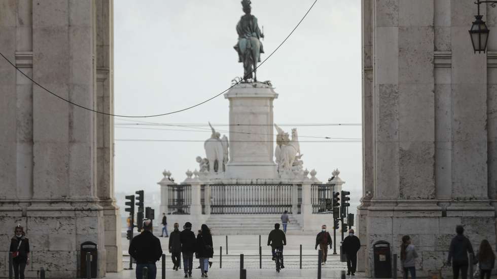 Pessoas passeiam junto ao Arco da Rua Augusta em Lisboa, durante período com medidas de restrição impostas pelo novo confinamento, na sequência da pandemia de Covid-19, 30 de janeiro de 2021. MIGUEL A. LOPES/LUSA