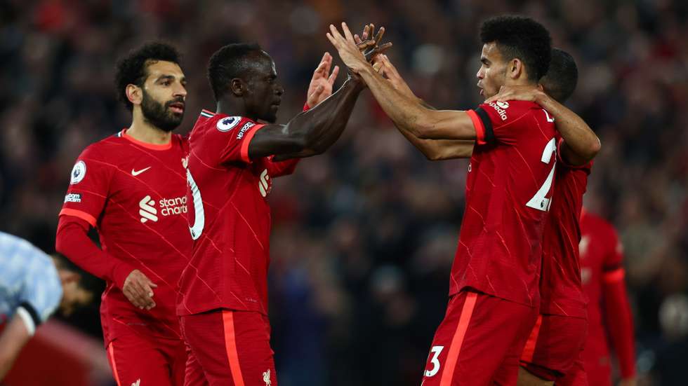 Salah bisou, Sadio Mané e Luis Díaz também marcaram e Liverpool subiu à condição ao primeiro lugar da Premier League após golear o Manchester United