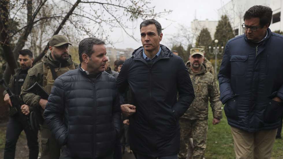 epa09900291 Spanish Prime Minister, Pedro Sanchez (C), visits the city of Borodyanka, in Ukraine, 21 April 2022. Spanish Prime Minister, Pedro Sanchez, and his Danish counterpart, Mette Frederiksen, are visiting the country to show their support to Ukrainian President, Volodimir Zelenski, amid the Russia's invasion of the country.  EPA/MIGUEL GUTIERREZ