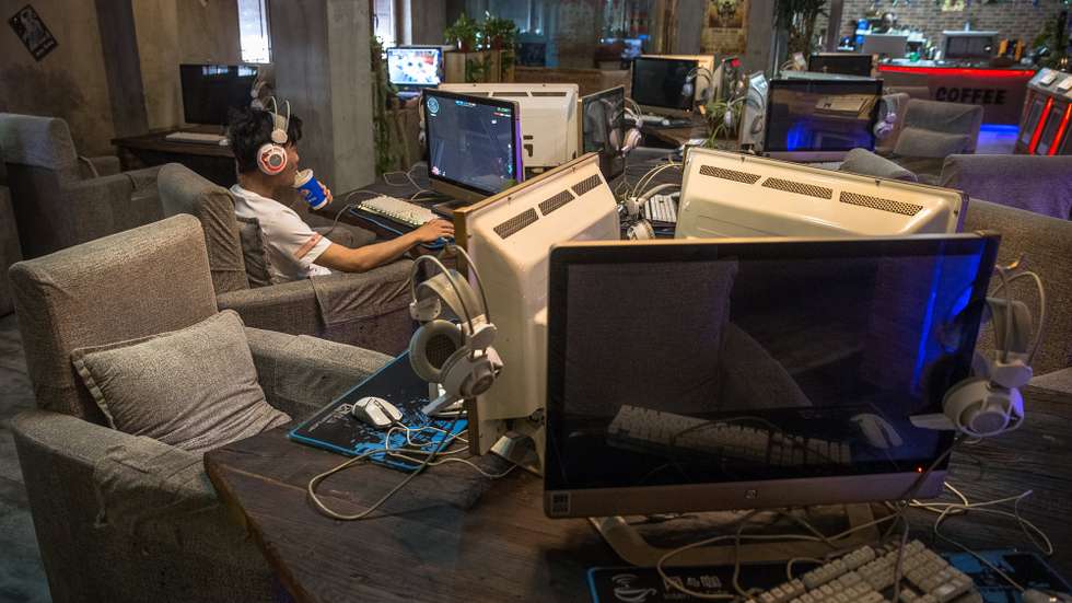 epa06000638 A Chinese man uses a computer at an internet cafe in Beijing, China, 31 May 2017. China will adopt a controversial cybersecurity law from 01 June despite concerns from overseas groups doing business in China. The aim of the law is to protect networks and private user information with rigorous data surveillance and storage for companies and firms working in China.  EPA/ROMAN PILIPEY