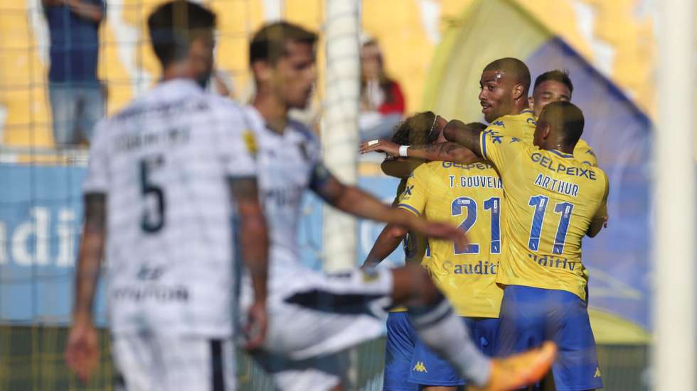 Os jogadores do Estoril-Praia festejam o primeiro golo contra o FC Famalicão, durante o jogo da Primeira Liga de Futebol realizado no Estádio António Coimbra da Mota, no Estoril, 06 de agosto de 2022. ANTÓNIO COTRIM/LUSA