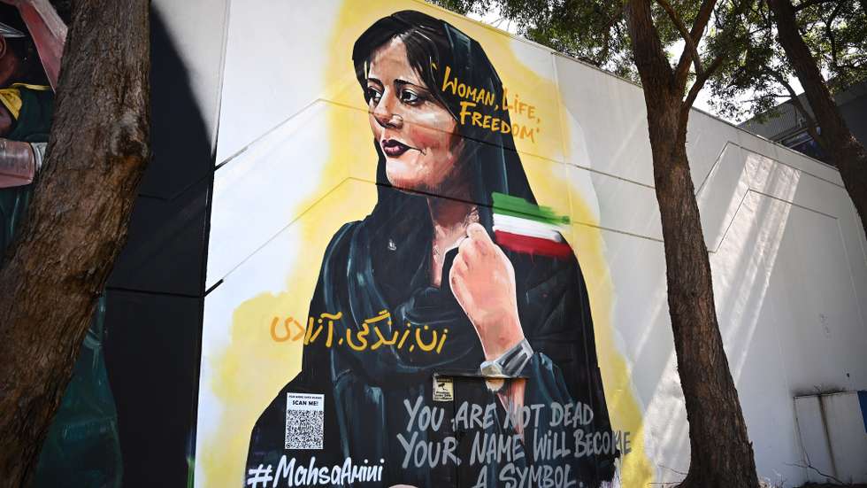 epa10270468 A mural of Mahsa Amini by artist Scott Marsh is seen in Alexandria, Sydney, Australia, 28 October 2022. Amini, a 22-year-old Iranian woman, was arrested in Tehran on 13 September by the police unit responsible for enforcing Iran's strict dress code for women. She fell into a coma while in police custody and was declared dead on 16 September.  EPA/DAN HIMBRECHTS AUSTRALIA AND NEW ZEALAND OUT