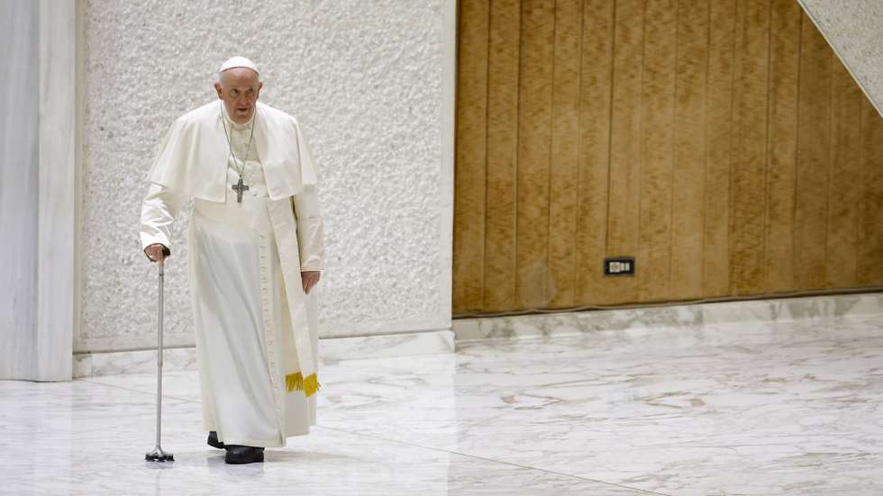 epa10542246 Pope Francis walks with a cane as he arrives to hold a Papal Audience with the faithfuls from the parishes of Rho, outskirts of Milan, in the Paul VI hall at the Vatican, 25 March 2023.  EPA/FABIO FRUSTACI