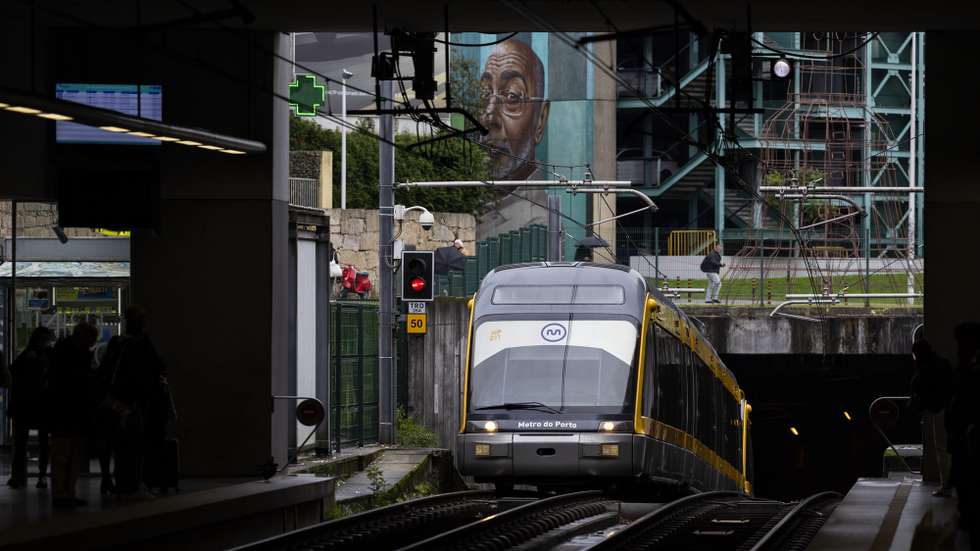 Um metro chega à estação de metro da Trindade no Porto, 5 de dezembro de 2022. O Metro do Porto celebra este mês o seu 20º Aniversário. (ACOMPANHA TEXTO DE 06 DE DEZEMBRO DE 2022). JOSÉ COELHO/LUSA