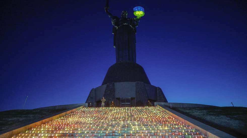 epaselect epa11729616 Ukrainians light 1,000 candles to mark 1,000 days since the start of Russia's full-scale invasion of Ukraine, during a joint prayer at the base of the Motherland Monument in Kyiv, Ukraine, 19 November 2024. Russian troops entered Ukrainian territory on 24 February 2022, starting a conflict that has provoked destruction and a humanitarian crisis.  EPA/SERGEY DOLZHENKO