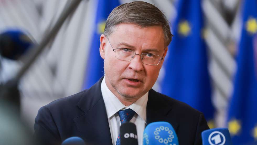 epa12661758 European Commissioner for Economy and Productivity, Implementation and Simplification, Valdis Dombrovskis attends the Eurogroup finance ministers attend a meeting in Brussels, Belgium, 19 January 2026. The meeting is expected to cover the state of play on Bulgaria's euro cash changeover, discuss policy priorities under the draft 2026 euro area recommendation, hear a G7 debrief, and take stock of the selection process for the next European Central Bank Vice-President.  EPA/OLIVIER HOSLET