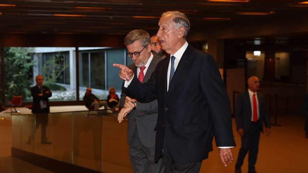O Presidente da Repúblia, Marcelo Rebelo de Sousa (D), acompanhado pelo presidente da Câmara Municipal de Lisboa, Carlos Moedas, durante o lançamento do livro "Liderar com as Pessoas", na Fundação Calouste Gulbenkian em Lisboa, 18 de abril de 2024. TIAGO PETINGA/LUSA