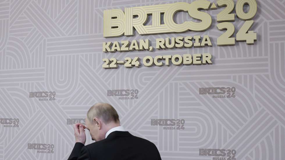 epa11676028 Russian President Vladimir Putin attends a welcoming ceremony before an informal dinner on the sidelines of the BRICS 2024 Summit in Kazan, Russia, 22 October 2024. The BRICS summit takes place from 22 to 24 October and is expected to be the largest foreign policy event ever held in Russia.  EPA/MAXIM SHEMETOV/REUTERS/POOL
