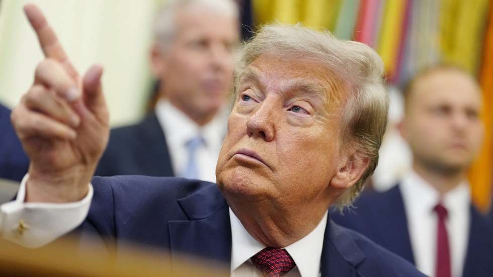 epa13131054 US President Donald Trump takes a question during an announcement on US nuclear innovation in the Oval Office at the White House in Washington, DC, USA, 24 July 2026. The announcement came after the Marine Minerals Administration and the Nuclear Regulatory Commission signed an agreement on 22 July to coordinate oversight of potential nuclear energy projects on the US Outer Continental Shelf.  EPA/BONNIE CASH / POOL