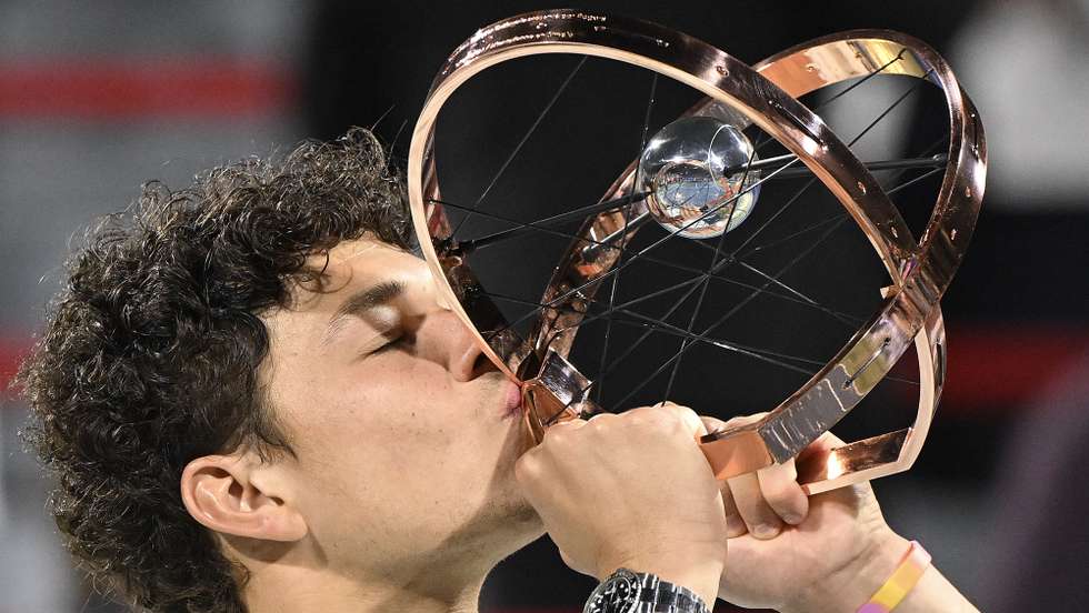 epa13168369 Ben Shelton of the United States kisses the trophy after winning the ATP Masters 1000 Canada final in Montreal, Canada, 13 August 2026.  EPA/GRAHAM HUGHES