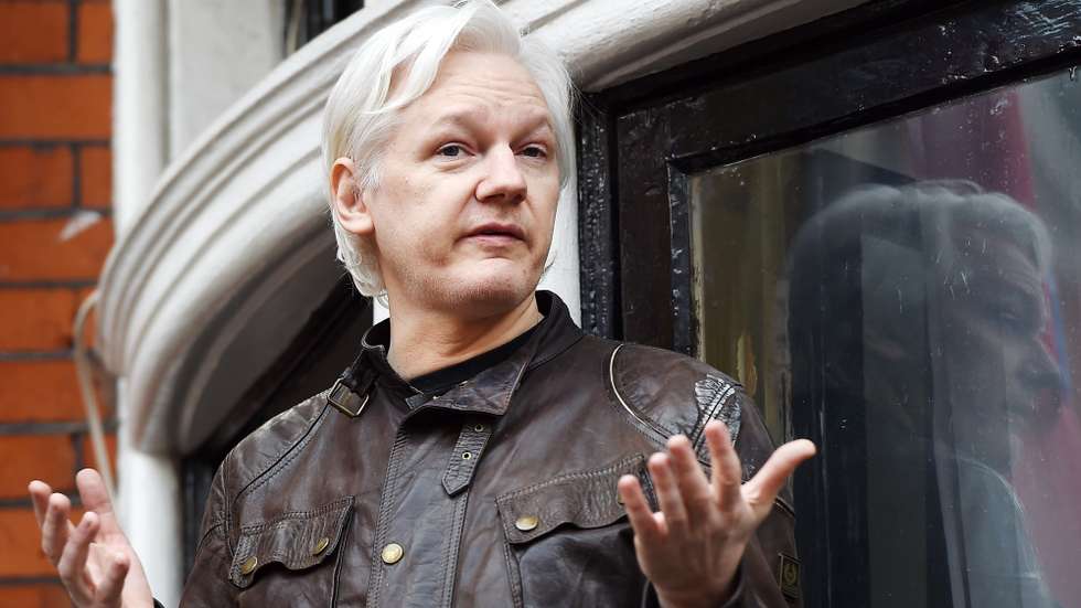 epa08918432 (FILE) - Australian computer programmer and WikiLeaks founder Julian Assange speaks to the media from the balcony of the Ecuadorian Embassy in London, Britain, 19 May 2017 (reissued 04 January 2021). British media report London's Old Bailey courthouse ruled on 04 January 2021 Julian Assange cannot be extradited from Britain to USA to face espionage charges over the publication of secret US military documents.  EPA/ANDY RAIN *** Local Caption *** 53529984