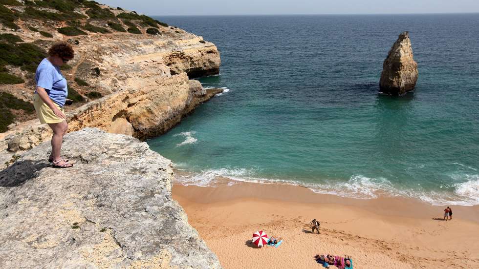 A praia da Carvalho é uma das praias do concelho de Silves que a autoridade Marítima aconselha os banhistas a evitarem, devido à possibilidade de queda de arribas, em Lagoa, 25 de maio de 2012. (ACOMPANHA TEXTO). LUIS FORRA / LUSA