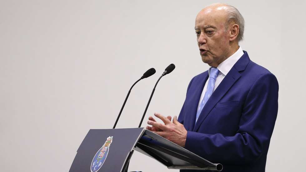 O presidente reeleito do FC Porto, Jorge Nuno Pinto da Costa discursa durante a tomada de posse dos órgãos sociais do FC Porto, no estádio do Dragão, Porto, 9 de junho de 2020. JOSÉ COELHO/LUSA