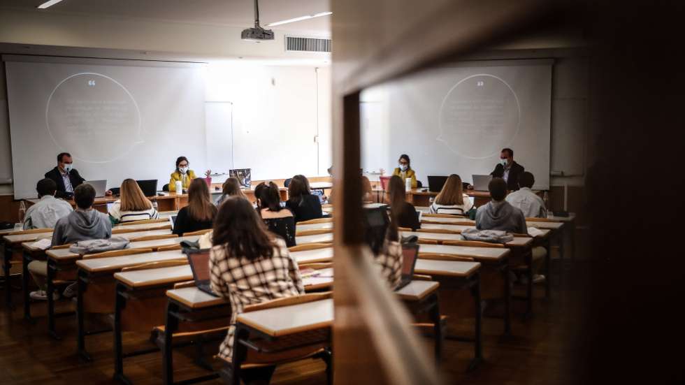 Alunos frequentam aulas na Universidade
