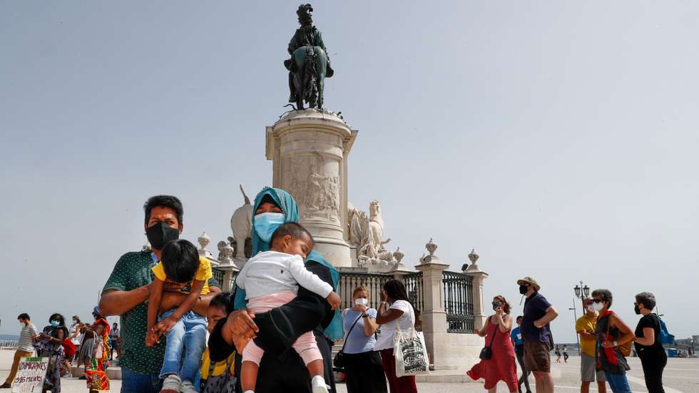 Imigrantes protestam durante a manifestação onde exigem melhores condições no acesso ao processo de legalização, em Lisboa, 11 de julho de 2021. A ação de protesto é promovida pelo Comité dos Imigrantes em Portugal para a Liberação da Residência, com o apoio da Casa do Brasil de Lisboa, da Solidariedade Imigrante e da Associação Olho Vivo. ANTÓNIO COTRIM/LUSA