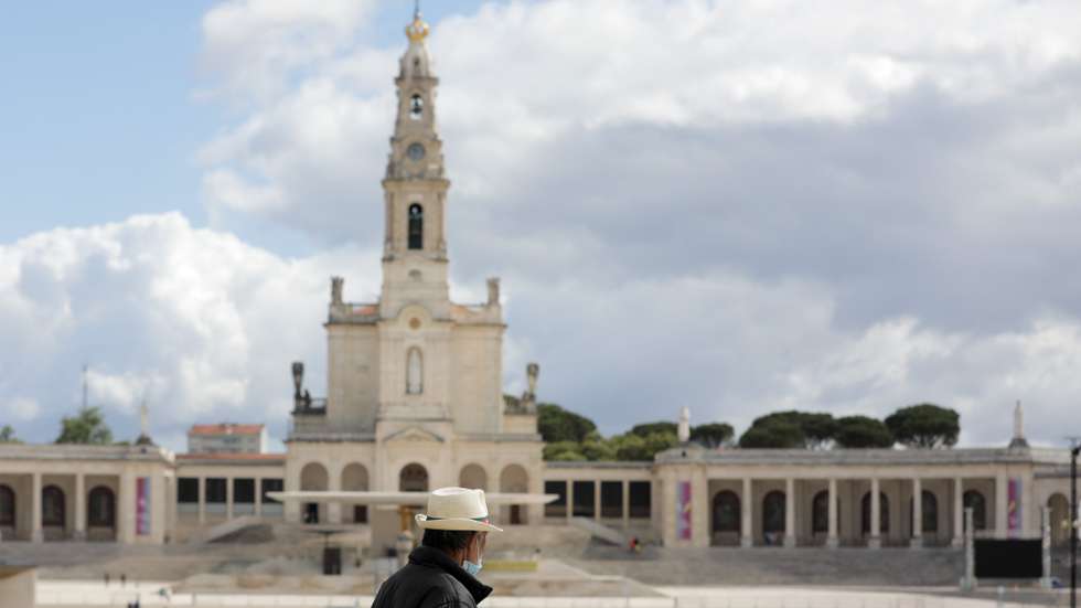 Um peregrino no Santuário de Fátima, na véspera do início da peregrinação internacional dos dias 12 e 13 de maio, que vai ser celebrada com lotação limitada a 7500 pessoas no recinto religioso do Santuário, devido às restrições impostas pela pandemia de covid-19, e será presidida pelo cardeal português D. José Tolentino Mendonça, em Fátima, 11 de maio de 2021. PAULO CUNHA/LUSA