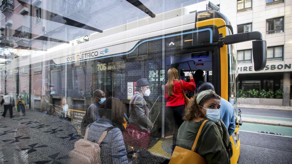 Populares viajam de autocarro no dia da greve de trabalhadores do Metropolitano de Lisboa, convocada pelos Sindicatos representativos dos trabalhadores do Metropolitano de Lisboa, esta greve de 24 horas abrange a generalidade dos trabalhadores. Esta greve levou a uma maior procura pelos transportes da Carris, em Lisboa, 04 de novembro de 2021. NUNO FOX/LUSA