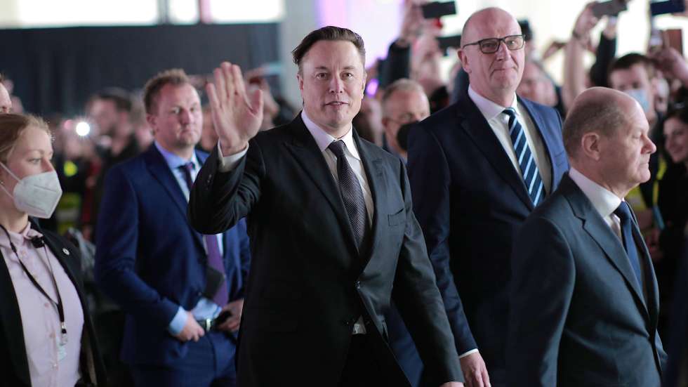 epa09842400 Tesla CEO Elon Musk (L), German Chancellor Olaf Scholz (R) and Premier of Brandenburg Dietmar Woidke (2-R), during the opening day of the Tesla 'Gigafactory' in Gruenheide near Berlin, Germany, 22 March 2022.  EPA/CHRISTIAN MARQUARDT / POOL