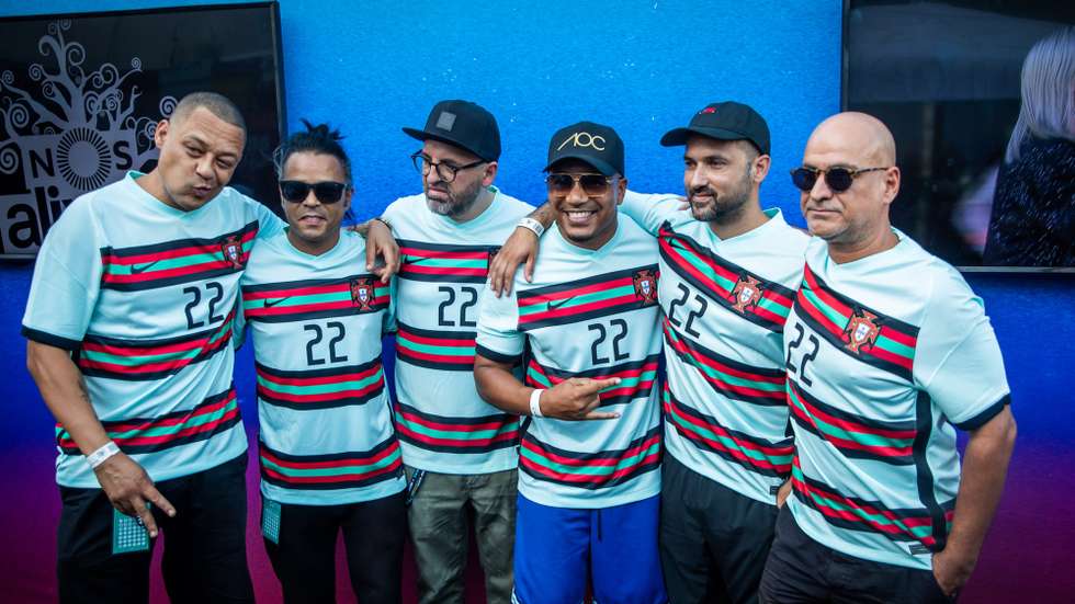 Os membros da banda Da Weasel (E-D), Carlão, João Nobre, Quaresma, Virgul, DJ Glue e Guillaz, durante uma conferência de imprensa antes do concerto de reunião que irão ter esta noite, no festival Nos Alive, em Oeiras, 09 de julho de 2022. JOSÉ SENA GOULÃO/LUSA