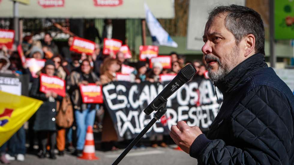 O secretário-geral da FENPROF, Mário Nogueira, intervém durante a manifestação de professores em dia de greve com distribuição de informação à população sobre as razões da luta dos professores, assinatura de postal de solidariedade com os professores em luta e divulgação das primeiras informações sobre a adesão à greve no distrito de Castelo Branco, na Covilhã, 23 de janeiro de 2023. A greve foi convocada por oito organizações sindicais: Associação Sindical de Professores Licenciados (ASPL), Federação Nacional dos Professores (FENPROF), Pró-Ordem dos Professores - Associação Sindical/Federação Portuguesa dos Professores, Sindicato dos Educadores e Professores Licenciados (SEPLEU), Sindicato Nacional dos Profissionais de Educação (SINAPE), Sindicato Nacional e Democrático dos Professores (SINDEP), Sindicato Independente de Professores e Educadores (SIPE) e Sindicato Nacional dos Professores Licenciados pelos Politécnicos e Universidades (SPLIU). MIGUEL PEREIRA DA SILVA/LUSA