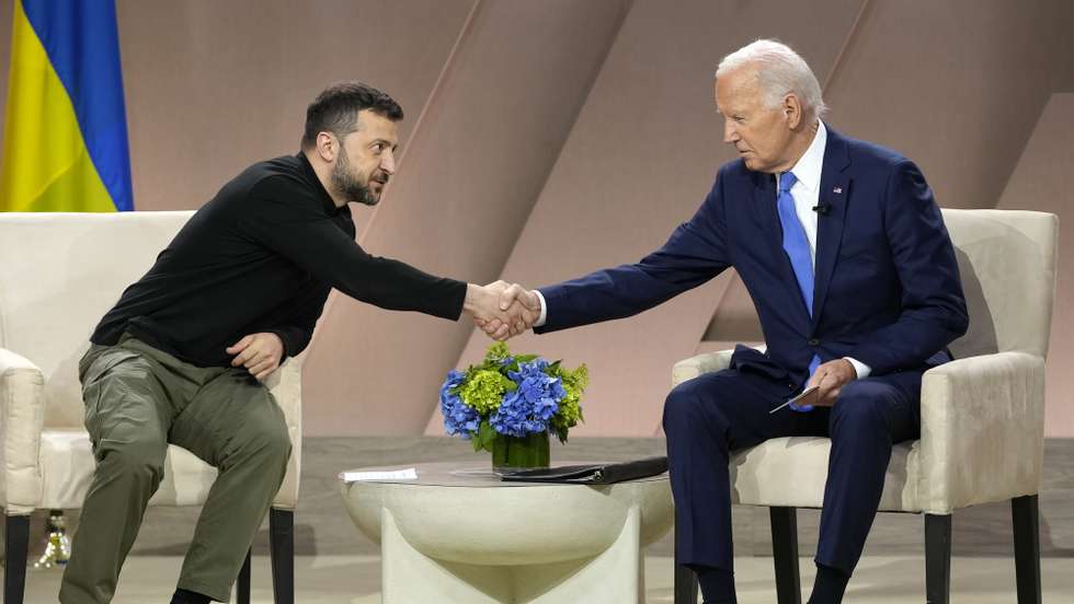 epa11472966 Ukraine's President Volodymyr Zelensky (L) shakes hands with US President Joe Biden during  a bilateral meeting at the North Atlantic Treaty Organization (NATO) Summit at the Walter E. Washington Convention Center in Washington, DC, USA, 11 July 2024. The 75th Anniversary NATO Summit takes place in Washington, DC, from 09 to 11 July 2024.  EPA/CHRIS KLEPONIS / POOL