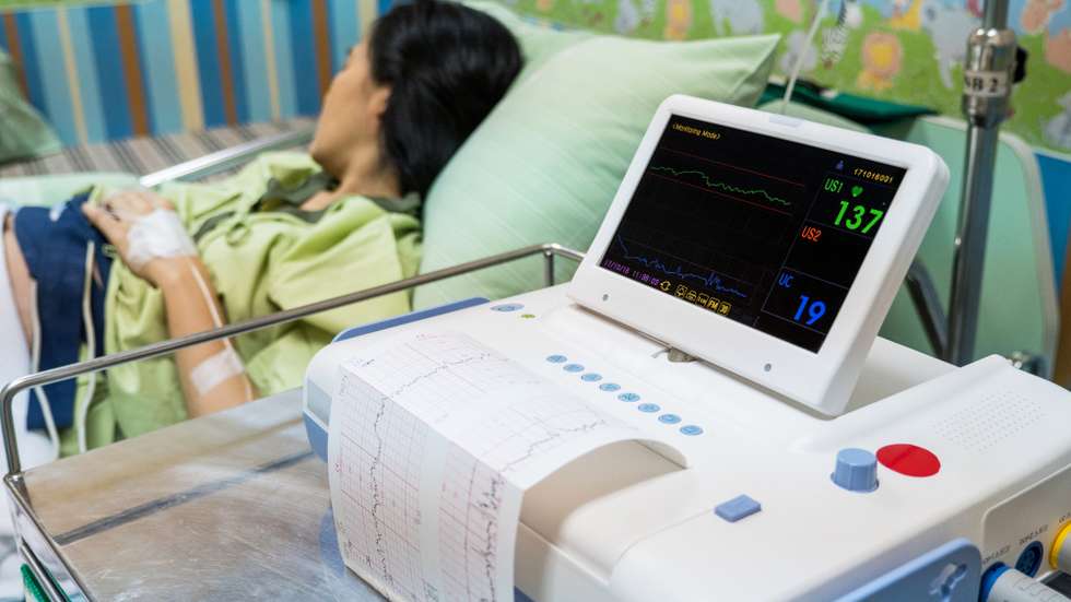 A mulher de 34 anos teve uma paragem cardiorrespiratória quando era transferida de ambulância