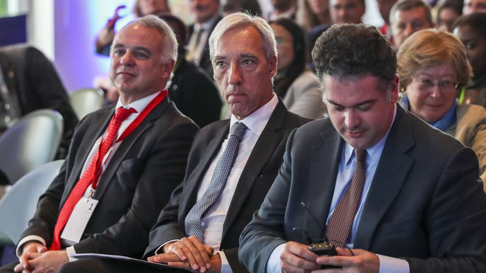 O ministro dos Negócios Estrangeiros, João Gomes Cravinho (C), durante a intervenção na sessão de encerramento da conferência AICEP "Exportações &amp; Investimento", que assinala os 15 anos do AICEP (Agência para o Investimento e Comércio Externo de Portugal), Viseu, 12 de outubro de 2022. PAULO NOVAIS/LUSA
