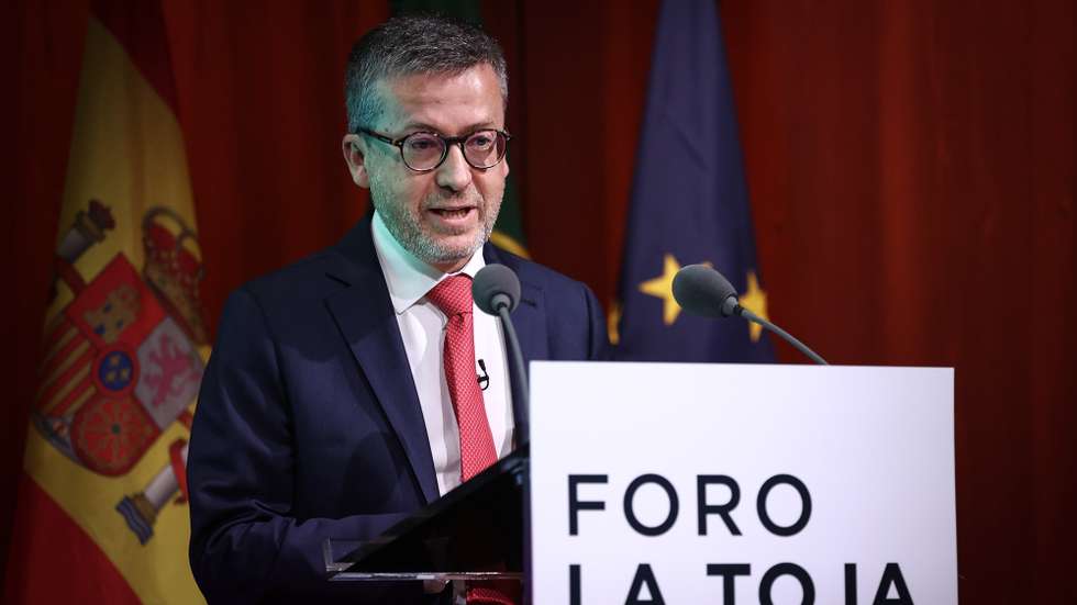 O presidente da Câmara Municipal de Lisboa, Carlos Moedas, discursa durante a 1.ª edição do Fórum La Toja - Vínculo Atlântico na Fundação Calouste Gulbenkian, em Lisboa, 08 de fevereiro de 2023. A Fundação Calouste Gulbenkian acolhe a 1.ª edição do Fórum La Toja - Vínculo Atlântico que antecipa o Foro La Toja – Vínculo Atlântico criado há quatro anos na Galiza como uma iniciativa da sociedade civil para promover a reflexão e o diálogo público sobre os desafios globais do nosso tempo. RODRIGO ANTUNES/LUSA
