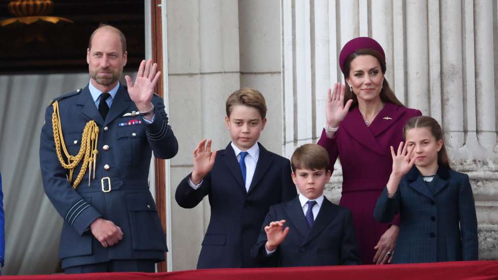 epa12075138 (L-R) William, Prince of Wales, Prince George, Prince Louis, Catherine the Princess of Wales and Princess Charlotte wave from the balcony of Buckingham Palace following the military procession to commemorate the 80th anniversary of Victory in Europe (VE Day) in London, Britain, 05 May 2025. Around 1,000 UK service personnel from the Royal Navy, the Royal Marines, the British Army and the Royal Air Force will join the procession, including personnel from the Ukrainian armed forces who have been deployed to the UK on Operation Interflex.  EPA/NEIL HALL