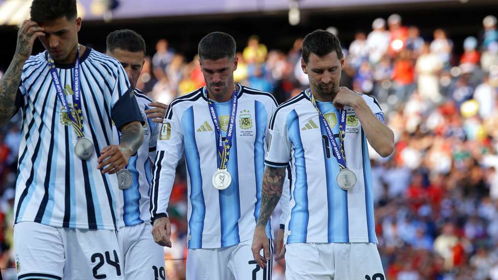 epaselect epa13121943 Lionel Messi of Argentina (R) reacts after losing the FIFA World Cup 2026 final match Spain against Argentina, in New Jersey, USA, 19 July 2026.  EPA/CHRISTOPHER NEUNDORF