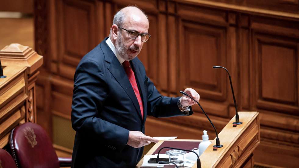 O líder parlamentar do CDS-PP, Telmo Correia, usa da palavra durante o debate sobre o pedido de renovação do estado de emergência, na Assembleia da República, em Lisboa, 25 de fevereiro de 2021. JOSÉ SENA GOULÃO/LUSA