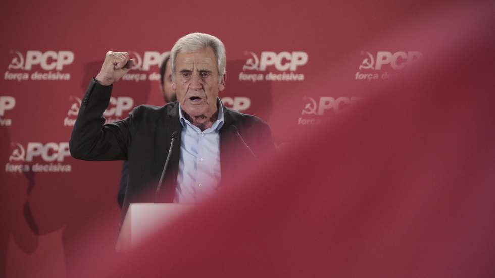 O secretário-geral do Partido Comunista Português (PCP), Jerónimo de Sousa, discura durante o comício "PCP – Força decisiva. Ao teu lado todos os dias”, na Escola Secundária Carolina Michaelis, no Porto, 16 de outubro de2021. MANUEL FERNANDO ARAÚJO/LUSA